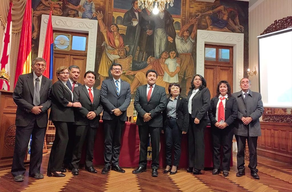 El pasado lunes 26 del presente, en acto realizado en el salon de honor de rectorado se lanza oficialmente el “primer congreso internacional manejo multidisciplinario del paciente critico”, del 11 al 13 de septiembre, a la cabeza del Magnifico Rector Ing. Walter I. Arizaga Cervantes, el Vicerector Phd. Eric G. Mita Arancibia, la Decana de la Facultad MSc. Yolanda E. Quispe Jurado, Arquitecta Cristina Rossell Vittorini Coordinadora 400 años, Directores de carrera de la facultad, Coordinadores del congreso, Docentes, Plantel Administrativos y Alumnos.